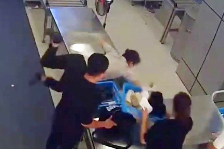 Nữ nhân viên an ninh sân bay kịp thời đỡ em bé bị ngã