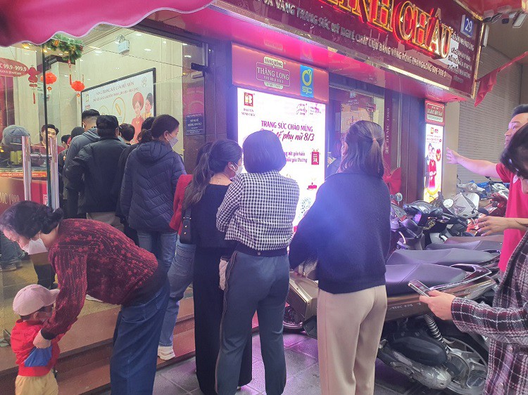 Khách đến xếp hàng tràn cả ra vỉa hè trước cửa hàng vàng.
