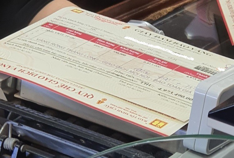 Có người chi gần 5 tỷ đồng để mua vàng đầu tư thời điểm đang sốt giá.