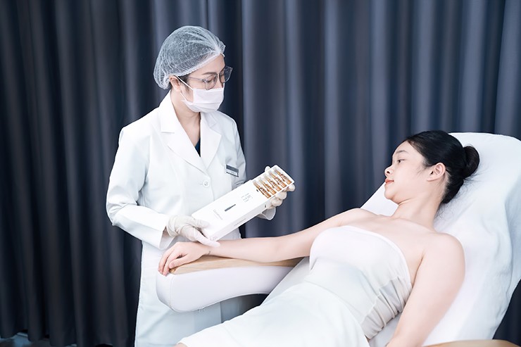 Bác sĩ giới thiệu hoạt chất MCCM Glutathione 20 với khách hàng