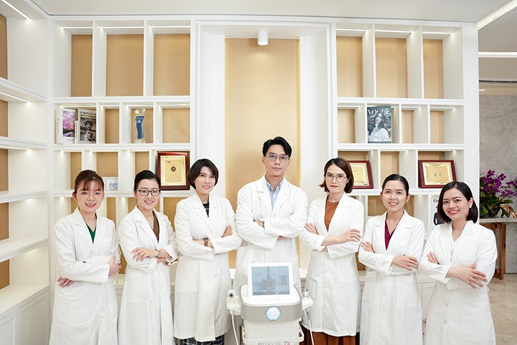 PGS.TS Phạm Hoàng Khâm cũng đội ngũ bác sĩ