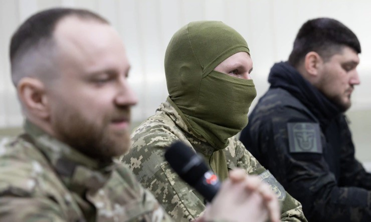 Đại diện các&nbsp;lực lượng vũ trang Nga thân Ukraine trả lời họp báo ở Kiev hôm 21/3.