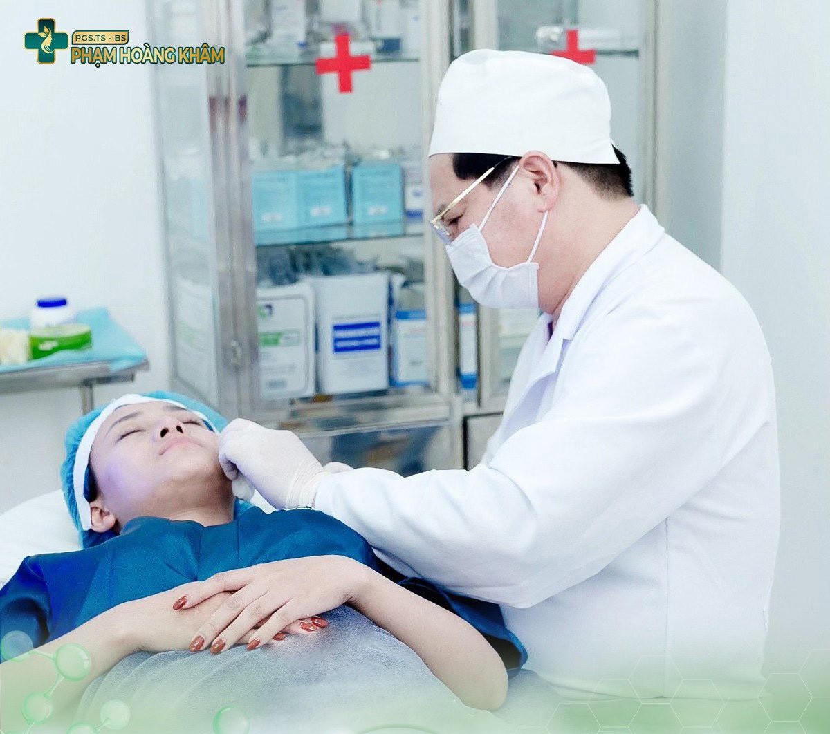 PGS. TS. Bác sĩ cao cấp Phạm Hoàng Khâm thực hiện phương pháp Maxfill NaNo cho khách hàng&nbsp;