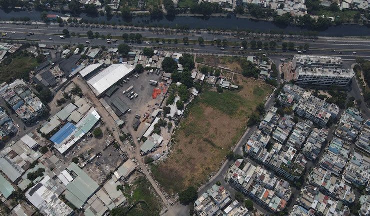 Hàng trăm căn nhà lụp xụp, xung quanh đầy rác do quy hoạch treo 20 năm lọt thỏm giữa những khu nhà khang trang xung quanh.