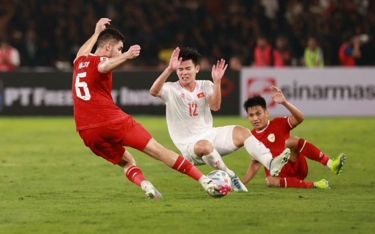 ĐT Việt Nam (áo trắng) thua đau trước Indonesia