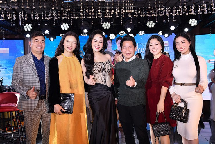 Các nghệ sĩ tới ủng hộ Khánh Ly