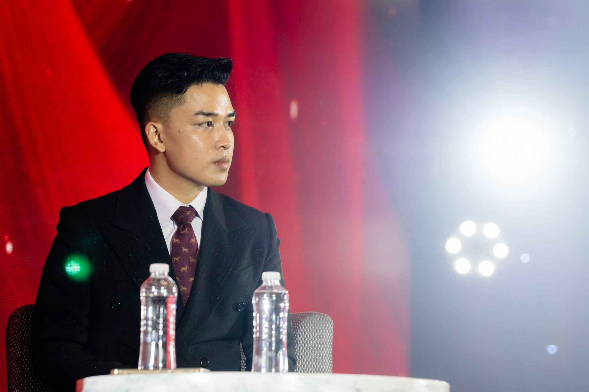 Nguyễn Hoàng Vũ - Nam MC điển trai nhận bằng Thạc Sĩ danh giá - 2