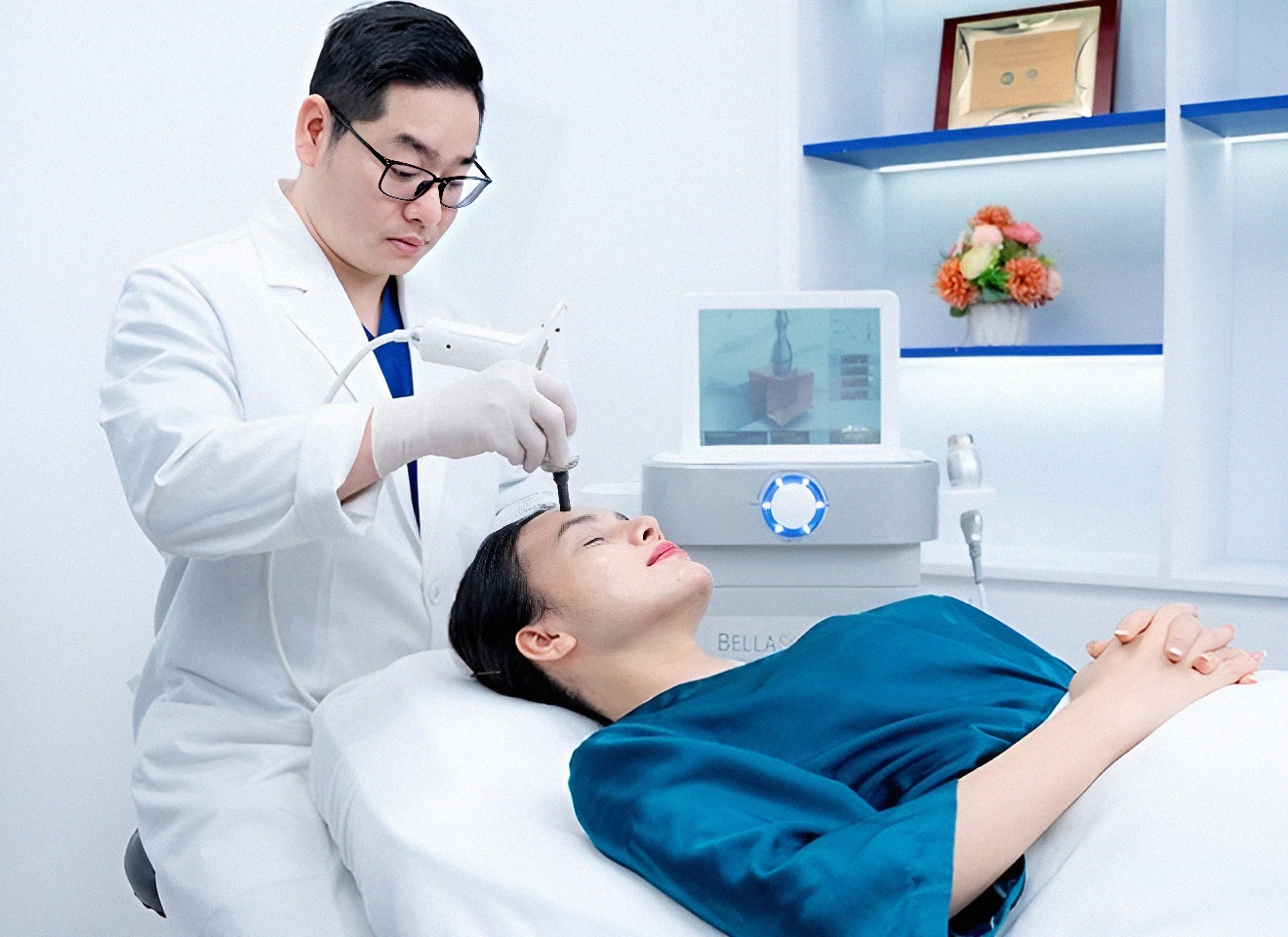  Bác sĩ Chất sử dụng đầu máy công nghệ cao Bellasonic 2X trong điều trị nám 
