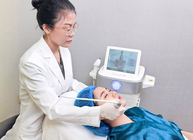 Bác sĩ Kha Anh đang thực hiện liệu trình Meso Extra không kim