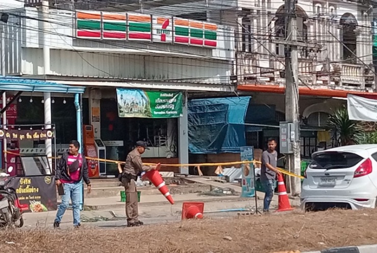 Một cửa hàng tiện lợi bị hư hại sau các vụ tấn công. Ảnh: Bangkok Post