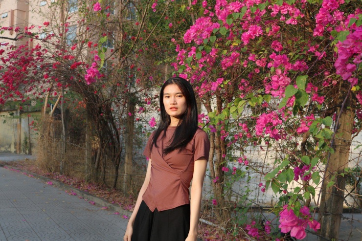 Nhiều sinh viên thường xuyên đến đường hoa cho biết thời gian chụp ảnh đẹp nhất tại đây rơi vào tầm 4 giờ 30 đến 5 giờ 30 chiều. Khoảng thời gian này nắng không còn gắt, ánh sáng tốt lại có nhiều góc chụp đẹp, chỉ cần vài cú nháy máy là đã có được những tấm ảnh ưng ý.