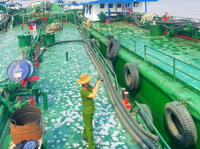 Tàu buôn lậu bị cảnh sát phát hiện. Ảnh: Tường Vân