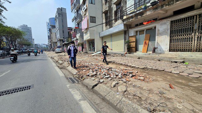 Hiện trạng cả đoạn đường và vỉa hè đang thi công dự án tràn ngập rác thải, gây mất mỹ quan và khó khăn trong sinh hoạt của người dân.