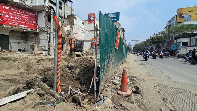 Được biết trong số 110 hộ dân phải di dời để thực hiện dự án, đến nay vẫn còn 4 hộ chưa bàn giao hết phần đất theo chỉ giới thu hồi từ 30 - 50cm và 3 gia đình chưa cho phá phần tài sản đã được đền bù.