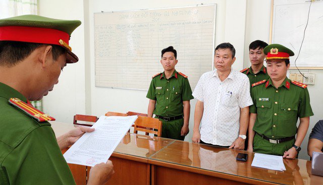 Nguyễn Văn Du nghe đọc lệnh khởi tố bị can và lệnh bắt tạm giam