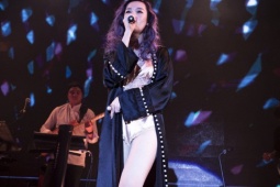 Thời trang - Váy ngủ mỏng tang, xuyên thấu được người đẹp diện đi diễn, đóng MV