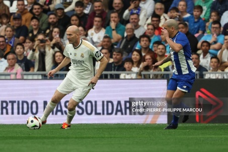 Dàn huyền thoại Real Madrid thua Porto, Zidane "làm phép" với trái bóng