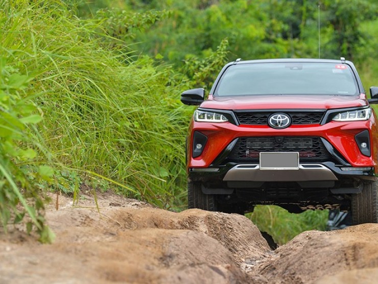 Giá xe Toyota Fortuner lăn bánh kèm ưu đãi tháng 3/2024