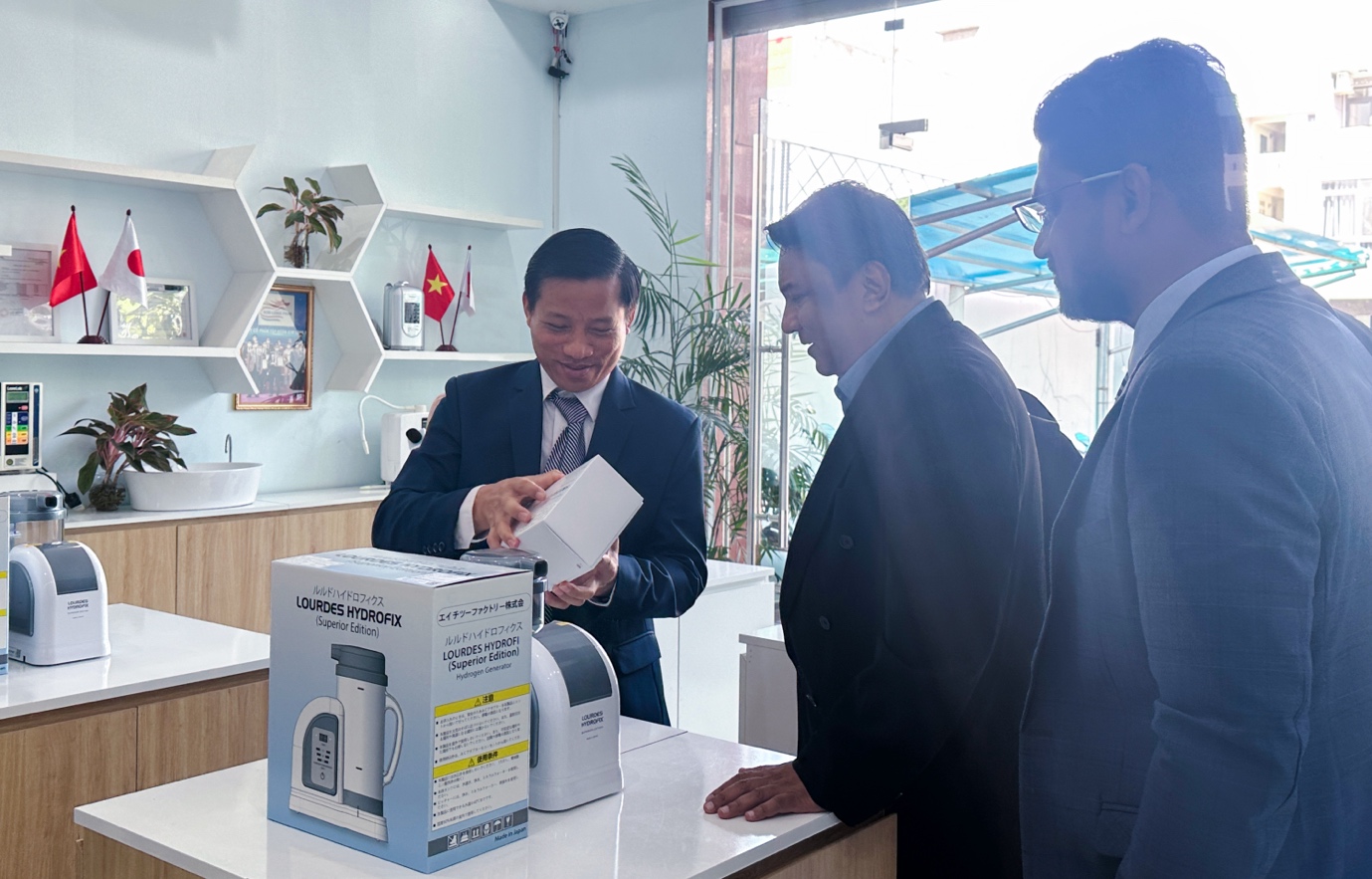 Đối tác Malaysia tham quan, tìm hiểu sản phẩm máy Hydro Lourdes Hydrofix (Superior Edition) tại showroom Kim Long Phát