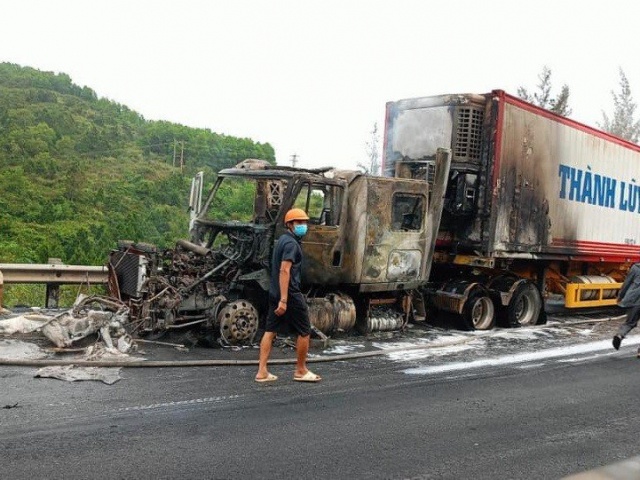 Tin tức trong ngày - Xe container bốc cháy trên Quốc lộ 1A, đoạn qua Quảng Bình