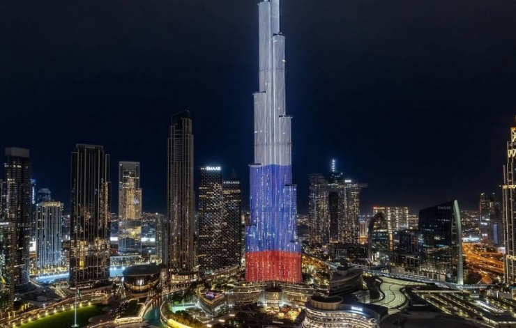 Tòa nhà Burj Khalifa ở Dubai thắp sáng lá cờ Nga sau vụ tấn công. Ảnh Getty Images.&nbsp;