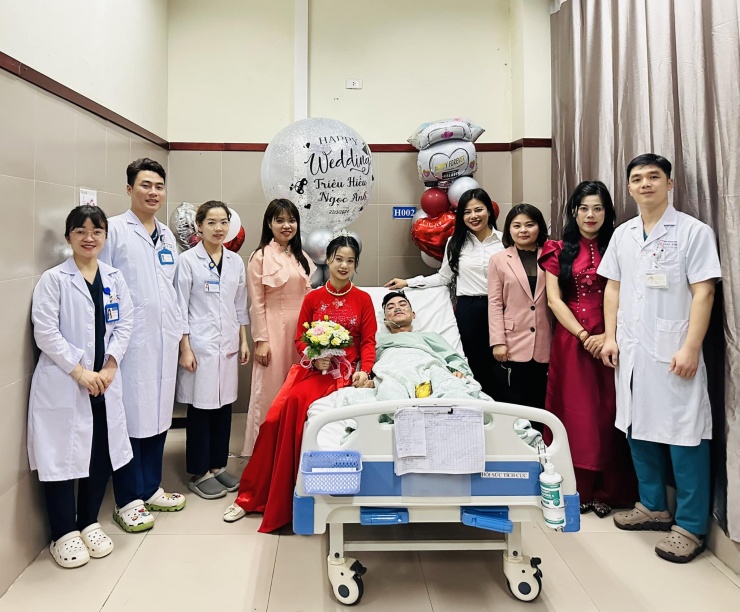 Đám cưới "đặc biệt" được diễn ra ở ngay phòng cấp cứu