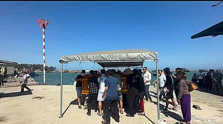 Chuẩn bị đưa thi thể thợ lặn xấu số về quê lo hậu sự.