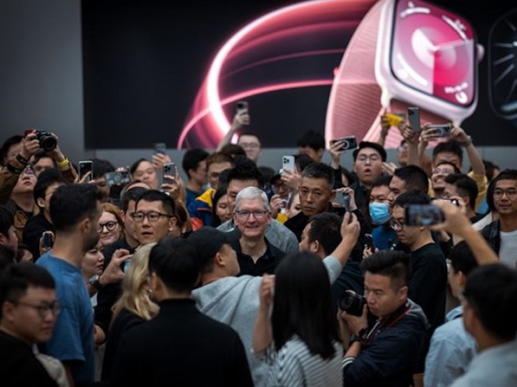 Vẻ mặt Tim Cook khi selfie với chủ nhân điện thoại Huawei