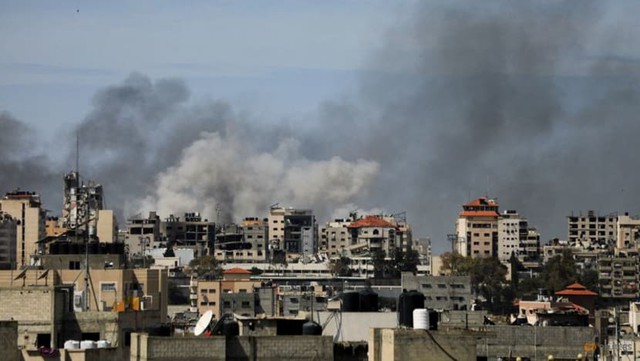Khói bốc lên trong lúc Israel đột kích bệnh viện Al Shifa và khu vực xung quanh vào ngày 21-3. Ảnh: Reuters