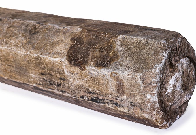 Phần thân cột kinh Phật ký hiệu số 667 với văn tự khắc chữ Hán còn khá nguyên vẹn. Ảnh: Lam Sơn