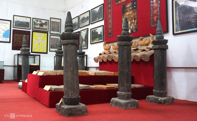 Mô hình bộ sưu tập cột kinh Phật trưng bày tại Bảo tàng tỉnh Ninh Bình. Ảnh: Lam Sơn