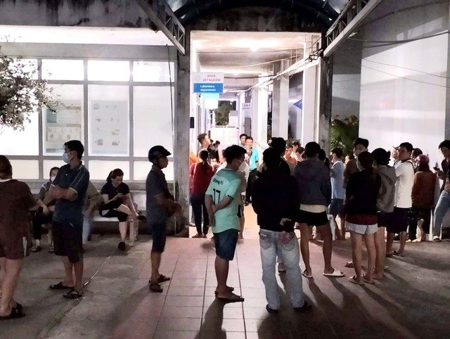 Hàng trăm người túc trực tại Trung tâm Y tế TP Phú Quốc từ tối 23-3 đến sáng 24-3 để chờ đến lượt xét nghiệm, hiến máu cứu sản phụ M. (Ảnh: ĐINH QUANG THIỀU)
