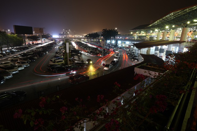 Nhà ga hành khách T1 sân bay Nội Bài huyền ảo khi tắt đèn tại các khu vực công cộng. Ảnh: Phan Công