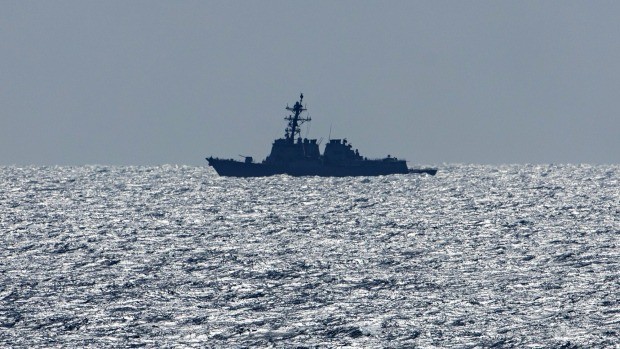 Tàu khu trục USS Mason của Mỹ hoạt động trên biển Đỏ ngày 20-3-2024. Ảnh: Bloomberg