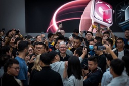 Thời trang Hi-tech - Vẻ mặt Tim Cook khi selfie với chủ nhân điện thoại Huawei