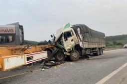 Tin tức trong ngày - Xe tải nát đầu sau cú va chạm kinh hoàng trên cao tốc Cam Lộ - La Sơn