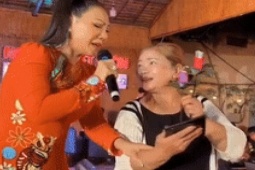 Đời sống Showbiz - Thực hư video NSƯT Cẩm Tiên "chảnh chọe, đẩy khán giả xuống sân khấu khi lên chụp ảnh"