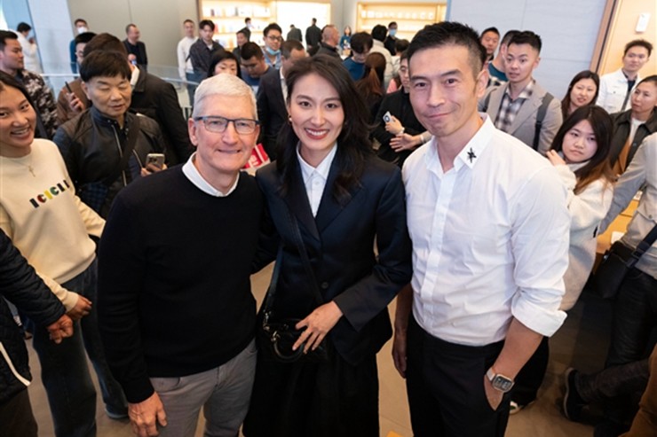 Vẻ mặt Tim Cook khi selfie với chủ nhân điện thoại Huawei - 2