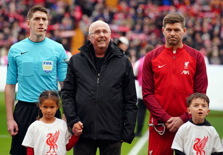 HLV Sven Goran Eriksson (giữa) dẫn dắt các huyền thoại Liverpool