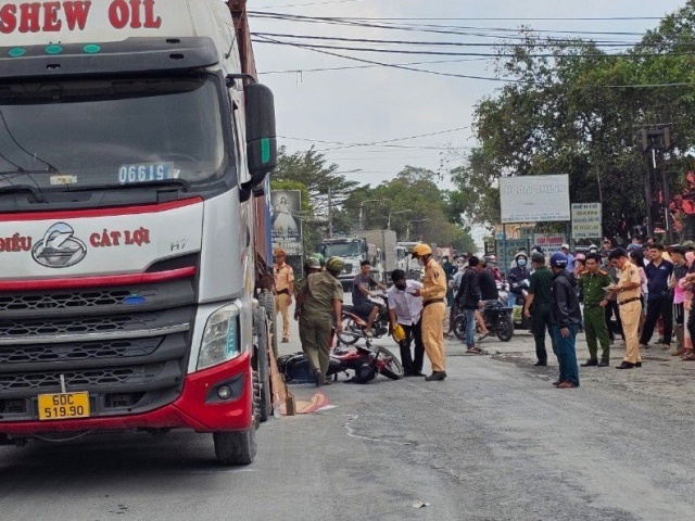 Tin tức trong ngày - Mẹ khóc ngất khi thấy con gái 11 tuổi chết thảm trên đường đi học về