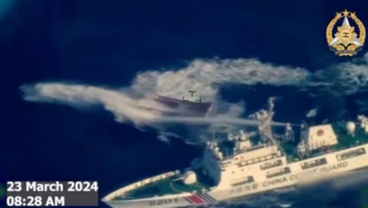 Ảnh chụp màn hình cho thấy tàu có dòng chữ "Hải cảnh Trung Quốc" băng qua mũi tàu tiếp vận UM4 của Philippines và liên tục phun vòi rồng vào UM4. Ảnh: AFP