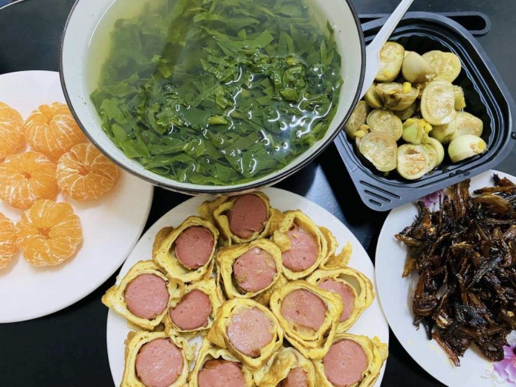 " Khi nấu ăn, ngoài yếu tố dinh dưỡng thì mình cũng rất chú trọng đến hương vị các món ăn và cả cách trình bày nữa. Hương vị thì sẽ là điểm nhấn quyết định bữa ăn rồi nhưng việc bài trí mâm cơm bắt mắt cũng là một điểm cộng lớn. Không quá cầu kỳ đâu nhưng mỗi một yếu tố nhỏ góp lại thì mình cảm thấy bữa cơm sẽ thật sự trọn vẹn hơn", Trang nói.