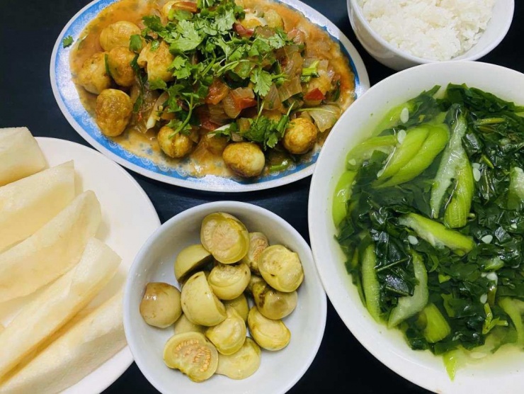 Với Trang nấu ăn đôi khi không cần phải là những món ăn cao sang, cầu kỳ mà ngay những món ăn giản dị, bình dân cho bữa cơm hằng ngày cũng có thể tạo thành "bức tranh" đẹp, miễn là đầu tư đủ cái tâm vào đó.