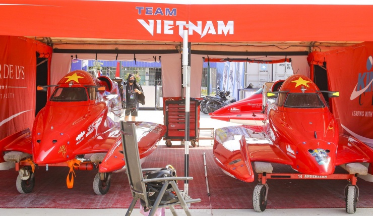 Sau thời gian thi đấu khá thành công ở chặng đua Grand Prix of Indonesia, đội thuyền máy công thức 1 Bình Định - Việt Nam đã hội quân vào chiều 23/3. Những container đựng các siêu thuyền máy cũng đã cập bến đầm Thị Nại sau đó. Ảnh: Trương Định.