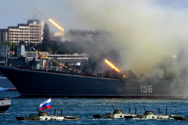 Yamal - tàu đổ bộ lớp Ropucha của Hải quân Nga, bắn tên lửa trong lễ kỷ niệm Ngày Hải quân ở thành phố Sevastopol thuộc bán đảo Crimea năm 2014. (Ảnh: Sputnik)