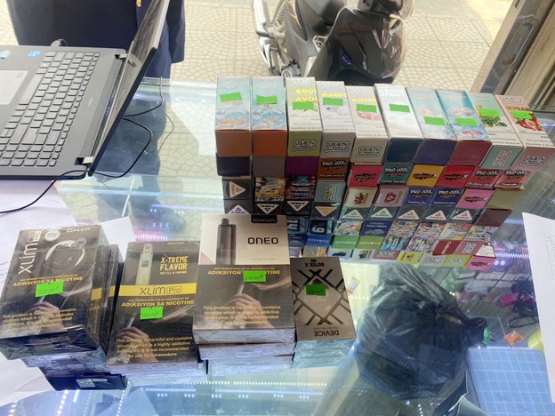Tổng cục QLTT cho biết, gần 100 máy hút thuốc lá điện tử và tinh dầu các loại vừa được phát hiện tại một cửa hàng kinh doanh tại thị trấn Cẩm Khê (Phú Thọ).