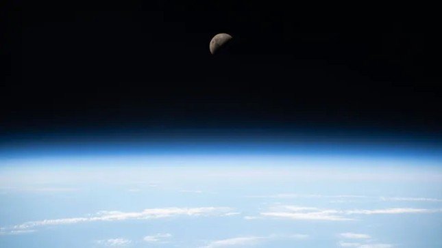 Trăng bán nguyệt đầu tiên trên đường chân trời của Trái đất được chụp từ Trạm vũ trụ quốc tế. (Ảnh: NASA)