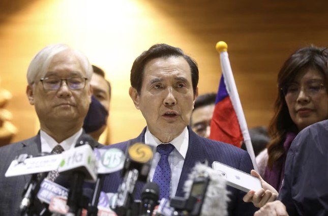 Cựu lãnh đạo Đài Loan Mã Anh Cửu phát biểu với báo chí sau chuyến thăm 12 ngày đến Trung Quốc đại lục năm 2013. (Ảnh: Reuters)
