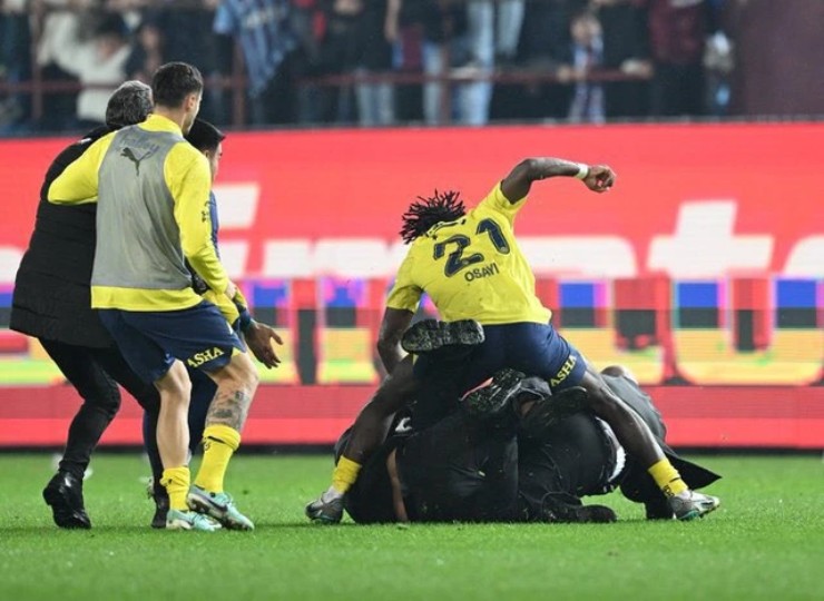 Bright Osayi-Samuel (số 21, áo vàng) tấn công cổ động viên quá khích của&nbsp;Trabzonspor