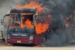 Tin tức trong ngày - Ôtô chở 21 người cháy trên đèo Lò Xo